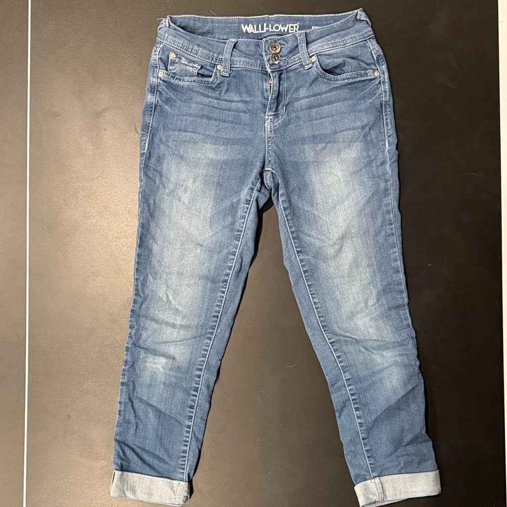 Wallflower Women's Cropped Blue Jeans